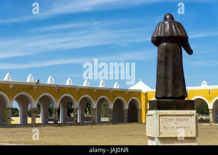 Statue du pape dans la cour d'un monastère à Izamal, Mexique Banque D'Images