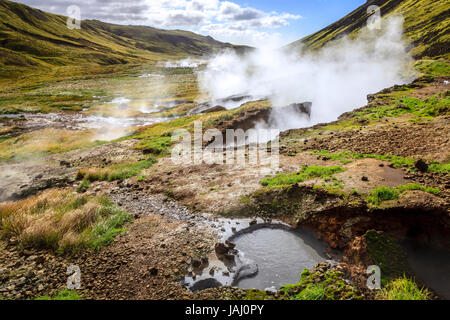 L'eau bouillante et de la boue dans la vallée de Reykjadalur dans le sud de l'Islande Banque D'Images