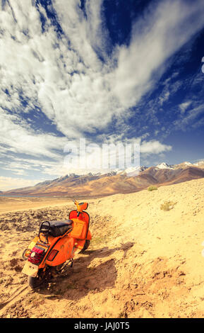 Scooter abandonné près de Pangong Tso lake au Ladakh, au Cachemire, en Inde Banque D'Images