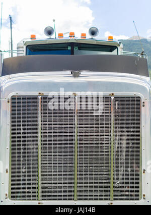 Avant chromé avec grille de radiateur et de l'enjoliveur de capot d'un gros camion American vintage. Pas de logos et étiquettes des marques Banque D'Images