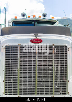 Avant chromé avec grille de radiateur et de l'enjoliveur de capot d'un gros camion Peterbilt American vintage Banque D'Images