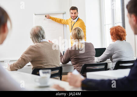 En tant que chargé d'affaires dans l'écrin.mc Présentation Consulting pour le groupe Banque D'Images