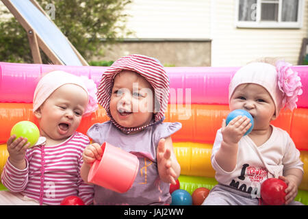 Groupe d'enfants joyeux sourire mignon pour jouer ensemble dans le parc de divertissement avec des jouets symbolisant l'amitié les enfants et enfance heureuse Banque D'Images