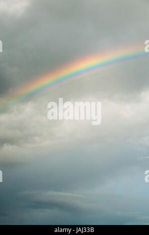 Arc-en-ciel sur un jour nuageux Banque D'Images