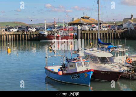 Padstow, Cornwall, UK - le 6 avril 2017 Loisirs : La pêche et bateaux amarrés dans le pittoresque port de Cornouailles à Padstow Banque D'Images