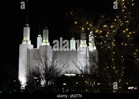 Washington DC Temple illumine le ciel nocturne. Banque D'Images