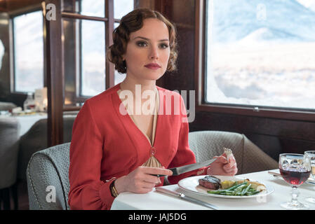 Le meurtre de l'Orient Express est un film américain réalisé par Kenneth Branagh. Le scénario de Michael Green est basé sur le roman 1934 du même nom d'Agatha Christie. Le film stars Branagh, Tom Bateman, Lucy Boynton, Olivia Colman, Penélope Cruz, Willem Dafoe, Judi Dench, Johnny Depp, Michelle Pfeiffer, Sergei Polunin, Daisy et Ridley. Cette photo est pour un usage éditorial uniquement et est l'auteur de la société film et/ou le photographe attribué par le film ou la société de production et ne peut être reproduite que par des publications dans le cadre de la promotion de l'un Banque D'Images