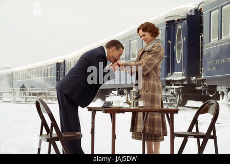 Le meurtre de l'Orient Express est un film américain réalisé par Kenneth Branagh. Le scénario de Michael Green est basé sur le roman 1934 du même nom d'Agatha Christie. Le film stars Branagh, Tom Bateman, Lucy Boynton, Olivia Colman, Penélope Cruz, Willem Dafoe, Judi Dench, Johnny Depp, Michelle Pfeiffer, Sergei Polunin, Daisy et Ridley. Cette photo est pour un usage éditorial uniquement et est l'auteur de la société film et/ou le photographe attribué par le film ou la société de production et ne peut être reproduite que par des publications dans le cadre de la promotion de l'un Banque D'Images