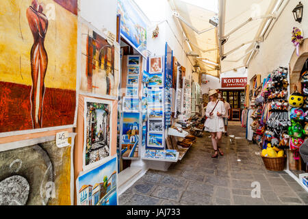 Les touristes le magasinage de souvenirs en ville de Lindos, Rhodes, Grèce Banque D'Images