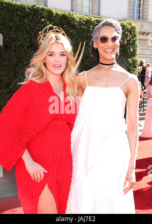 Daytime Emmy Awards 2017 arrivants tenue au Pasadena Civic Center. Avec : Daphne Oz, Carla Hall où : Los Angeles, California, United States Quand : 30 Avr 2017 Crédit : Adriana Barraza M./WENN.com Banque D'Images