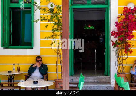 Café/bar coloré, Symi, Dodécanèse, Grèce Banque D'Images