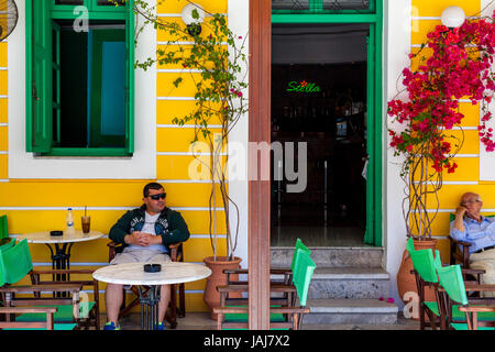 Café/bar coloré, Symi, Dodécanèse, Grèce Banque D'Images