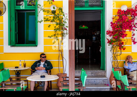 Café/bar coloré, Symi, Dodécanèse, Grèce Banque D'Images