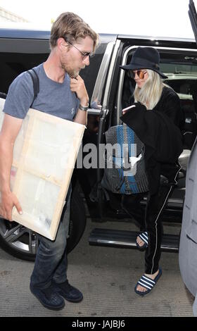 Kaley Cuoco porte des tongs qu'elle arrive à l'Aéroport International de Los Angeles avec son mari Ryan Sweeting comprend : Kaley Cuoco, Ryan Sweeting Où : Los Angeles, California, United States Quand : 02 mai 2017 Source : WENN.com Banque D'Images