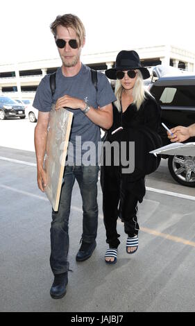 Kaley Cuoco porte des tongs qu'elle arrive à l'Aéroport International de Los Angeles avec son mari Ryan Sweeting comprend : Kaley Cuoco, Ryan Sweeting Où : Los Angeles, California, United States Quand : 02 mai 2017 Source : WENN.com Banque D'Images
