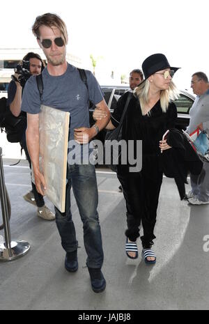 Kaley Cuoco porte des tongs qu'elle arrive à l'Aéroport International de Los Angeles avec son mari Ryan Sweeting comprend : Kaley Cuoco, Ryan Sweeting Où : Los Angeles, California, United States Quand : 02 mai 2017 Source : WENN.com Banque D'Images