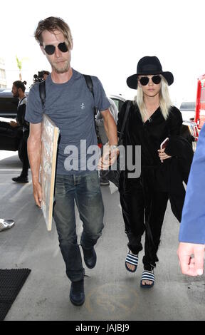 Kaley Cuoco porte des tongs qu'elle arrive à l'Aéroport International de Los Angeles avec son mari Ryan Sweeting comprend : Kaley Cuoco, Ryan Sweeting Où : Los Angeles, California, United States Quand : 02 mai 2017 Source : WENN.com Banque D'Images