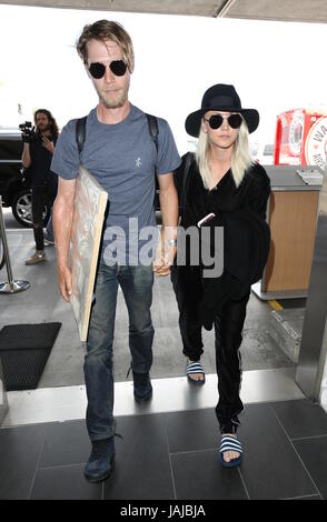 Kaley Cuoco porte des tongs qu'elle arrive à l'Aéroport International de Los Angeles avec son mari Ryan Sweeting comprend : Kaley Cuoco, Ryan Sweeting Où : Los Angeles, California, United States Quand : 02 mai 2017 Source : WENN.com Banque D'Images