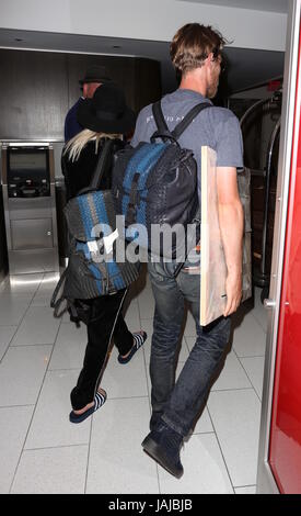 Kaley Cuoco porte des tongs qu'elle arrive à l'Aéroport International de Los Angeles avec son mari Ryan Sweeting comprend : Kaley Cuoco, Ryan Sweeting Où : Los Angeles, California, United States Quand : 02 mai 2017 Source : WENN.com Banque D'Images