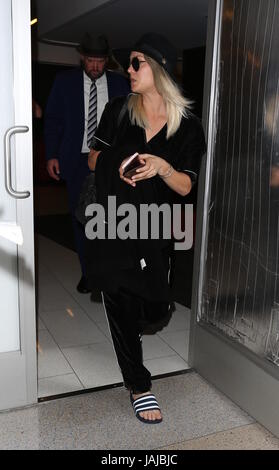 Kaley Cuoco porte des tongs qu'elle arrive à l'Aéroport International de Los Angeles avec son mari Ryan Sweeting comprend : Kaley Cuoco Où : Los Angeles, California, United States Quand : 02 mai 2017 Source : WENN.com Banque D'Images