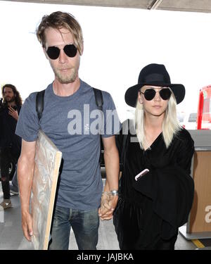 Kaley Cuoco porte des tongs qu'elle arrive à l'Aéroport International de Los Angeles avec son mari Ryan Sweeting comprend : Kaley Cuoco, Ryan Sweeting Où : Los Angeles, California, United States Quand : 02 mai 2017 Source : WENN.com Banque D'Images