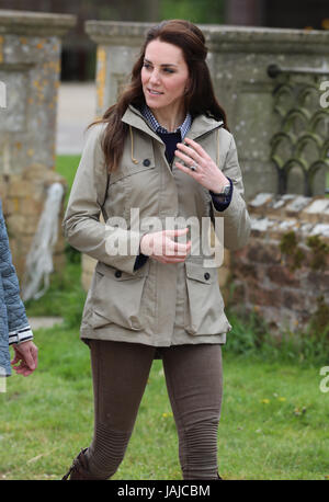 La duchesse de Cambridge visites de fermes pour les enfants de la ville de voir leur travail de donner aux jeunes de quartiers défavorisés la chance de passer une semaine sur une vraie ferme. Son Altesse Royale se joint à un groupe d'élèves de l'école et des enseignants qu'ils muck dans autour de la ferme. En vedette : SAR Catherine Middleton, Kate Middleton, duchesse de Cambridge où : Gloucester, Royaume-Uni Quand : 03 mai 2017 Crédit : David Sims/WENN.com Banque D'Images