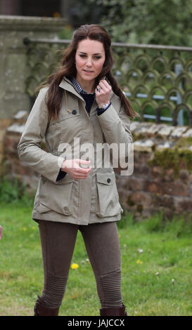 La duchesse de Cambridge visites de fermes pour les enfants de la ville de voir leur travail de donner aux jeunes de quartiers défavorisés la chance de passer une semaine sur une vraie ferme. Son Altesse Royale se joint à un groupe d'élèves de l'école et des enseignants qu'ils muck dans autour de la ferme. En vedette : SAR Catherine Middleton, Kate Middleton, duchesse de Cambridge où : Gloucester, Royaume-Uni Quand : 03 mai 2017 Crédit : David Sims/WENN.com Banque D'Images