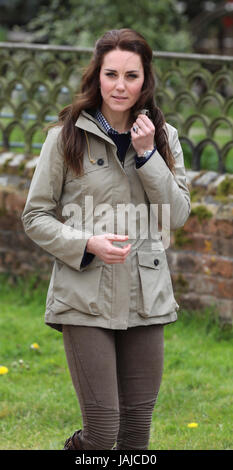 La duchesse de Cambridge visites de fermes pour les enfants de la ville de voir leur travail de donner aux jeunes de quartiers défavorisés la chance de passer une semaine sur une vraie ferme. Son Altesse Royale se joint à un groupe d'élèves de l'école et des enseignants qu'ils muck dans autour de la ferme. En vedette : SAR Catherine Middleton, Kate Middleton, duchesse de Cambridge où : Gloucester, Royaume-Uni Quand : 03 mai 2017 Crédit : David Sims/WENN.com Banque D'Images