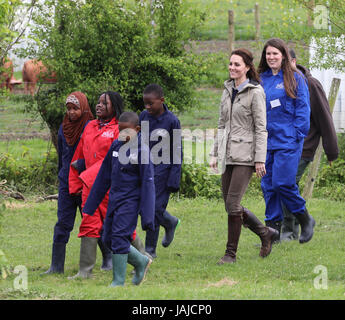 La duchesse de Cambridge visites de fermes pour les enfants de la ville de voir leur travail de donner aux jeunes de quartiers défavorisés la chance de passer une semaine sur une vraie ferme. Son Altesse Royale se joint à un groupe d'élèves de l'école et des enseignants qu'ils muck dans autour de la ferme. En vedette : SAR Catherine Middleton, Kate Middleton, duchesse de Cambridge où : Gloucester, Royaume-Uni Quand : 03 mai 2017 Crédit : David Sims/WENN.com Banque D'Images