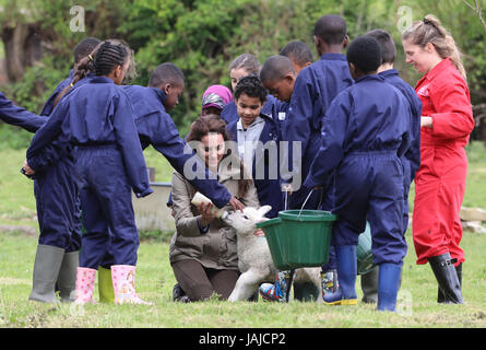 La duchesse de Cambridge visites de fermes pour les enfants de la ville de voir leur travail de donner aux jeunes de quartiers défavorisés la chance de passer une semaine sur une vraie ferme. Son Altesse Royale se joint à un groupe d'élèves de l'école et des enseignants qu'ils muck dans autour de la ferme. En vedette : SAR Catherine Middleton, Kate Middleton, duchesse de Cambridge où : Gloucester, Royaume-Uni Quand : 03 mai 2017 Crédit : David Sims/WENN.com Banque D'Images