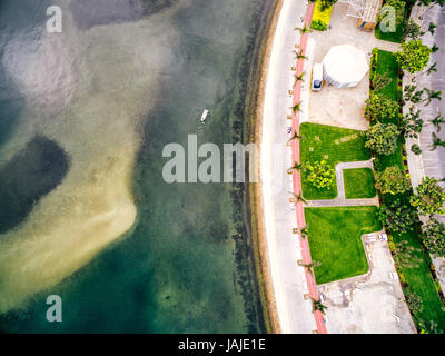 La baie de Luanda et le marginal dans la capitale de l'Angola Luanda. Banque D'Images