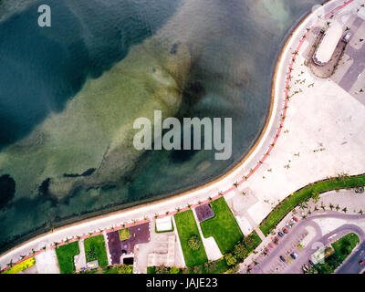 La baie de Luanda et le marginal dans la capitale de l'Angola Luanda. Banque D'Images