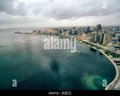 La baie de Luanda et le marginal dans la capitale de l'Angola Luanda. Banque D'Images