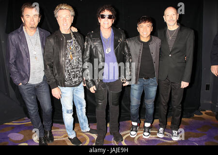 Souvenirs de voyage Groupe de Rock dédicaces de cas en prévision de la 2e du Groupe a tenu Résidence au Hard Rock Hotel & Casino de Las Vegas avec : Jonathan Cain, Ross Valory, Neal Schon, Arnel Pineda, Steve Smith, Voyage Où : Las Vegas, Nevada, United States Quand : 03 mai 2017/WENN.com DJDM Crédit : Banque D'Images