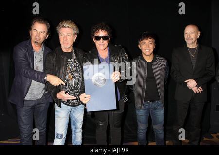 Souvenirs de voyage Groupe de Rock dédicaces de cas en prévision de la 2e du Groupe a tenu Résidence au Hard Rock Hotel & Casino de Las Vegas avec : Jonathan Cain, Ross Valory, Neal Schon, Arnel Pineda, Steve Smith, Voyage Où : Las Vegas, Nevada, United States Quand : 03 mai 2017/WENN.com DJDM Crédit : Banque D'Images