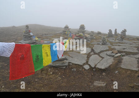 Mardi Himal Camp de base de l'Annapurna au Népal, région. Les drapeaux de prières dans le brouillard. Banque D'Images