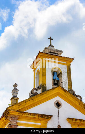 Vue sur le clocher historique de l'église Notre Dame de la miséricorde dans l'ancienne ville d'Ouro Preto Banque D'Images