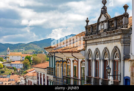 Façades et les églises d'Ouro Preto avec les montagnes en arrière-plan Banque D'Images