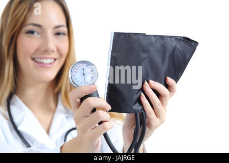 Female doctor holding et montrant un sphygmomanomètre isolé sur fond blanc Banque D'Images