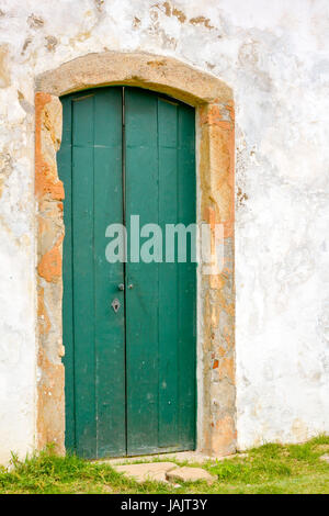 Ancienne porte de style colonial au centre historique de la ville de Paraty, Rio de Janeiro Banque D'Images