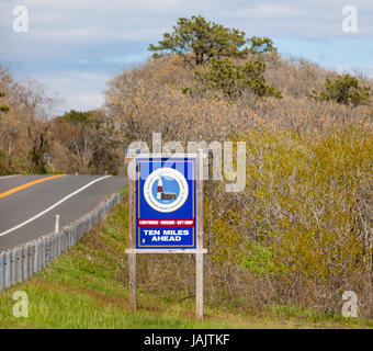 Un panneau routier indiquant Montauk light house se trouve à 10 milles à l'avant, montauk, ny Banque D'Images