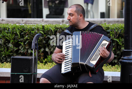 Joueur d'accordéon dans les rues de Sofia Banque D'Images