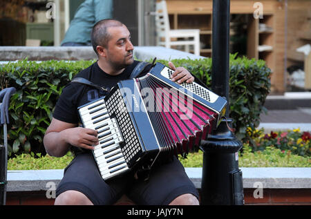 Joueur d'accordéon dans les rues de Sofia Banque D'Images