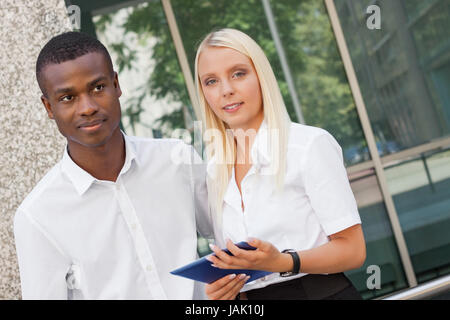 Erfolgreiche Junge leute mit tablet pc sommer im freien lachend Banque D'Images