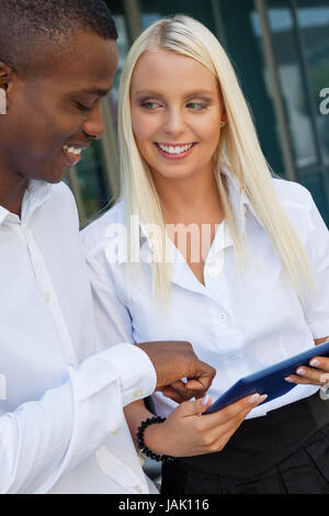 Erfolgreiche Junge leute mit tablet pc sommer im freien lachend Banque D'Images