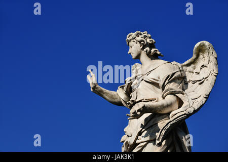 Statue Angel holding les clous de Jésus sur la croix Pont Saint-ange à Rome (avec ciel bleu et l'espace de copie) Banque D'Images