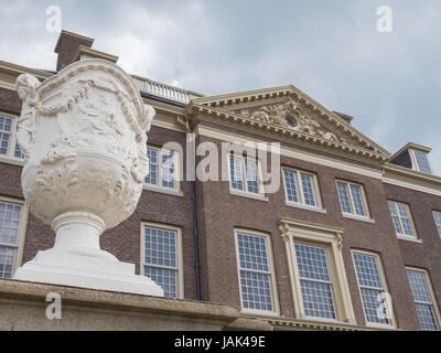 Vue sur le palais Het Loo avec les visiteurs dans les jardins. Le palais, qui abrite un musée, a été construit au 17ème siècle et est un des palais qui appartient toujours à la famille royale néerlandaise. Banque D'Images