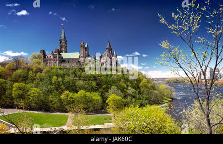 Permis disponible à MaximImages.com - les édifices de la Colline du Parlement et la rivière des Outaouais à Ottawa, Ontario, Canada, le jour ensoleillé du printemps Banque D'Images