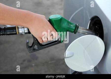 L'essence de l'essence ou pompée dans un véhicule automobile voiture Banque D'Images