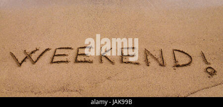 Weekend ! Écrit dans le sable, sur une belle plage, loisirs concept Banque D'Images